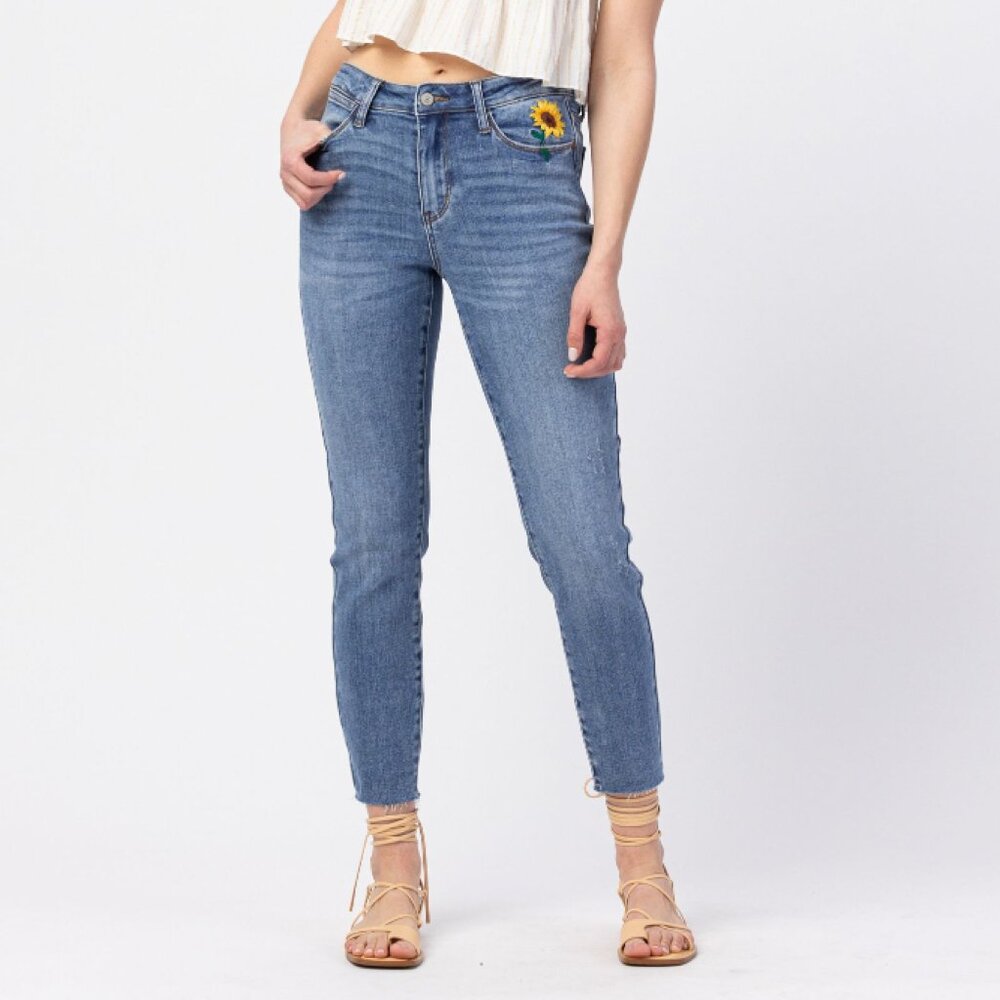 Judy Blue Hi-Rise Relaxed Sunflower Embroider Jeans - NWT - SZ 22W
